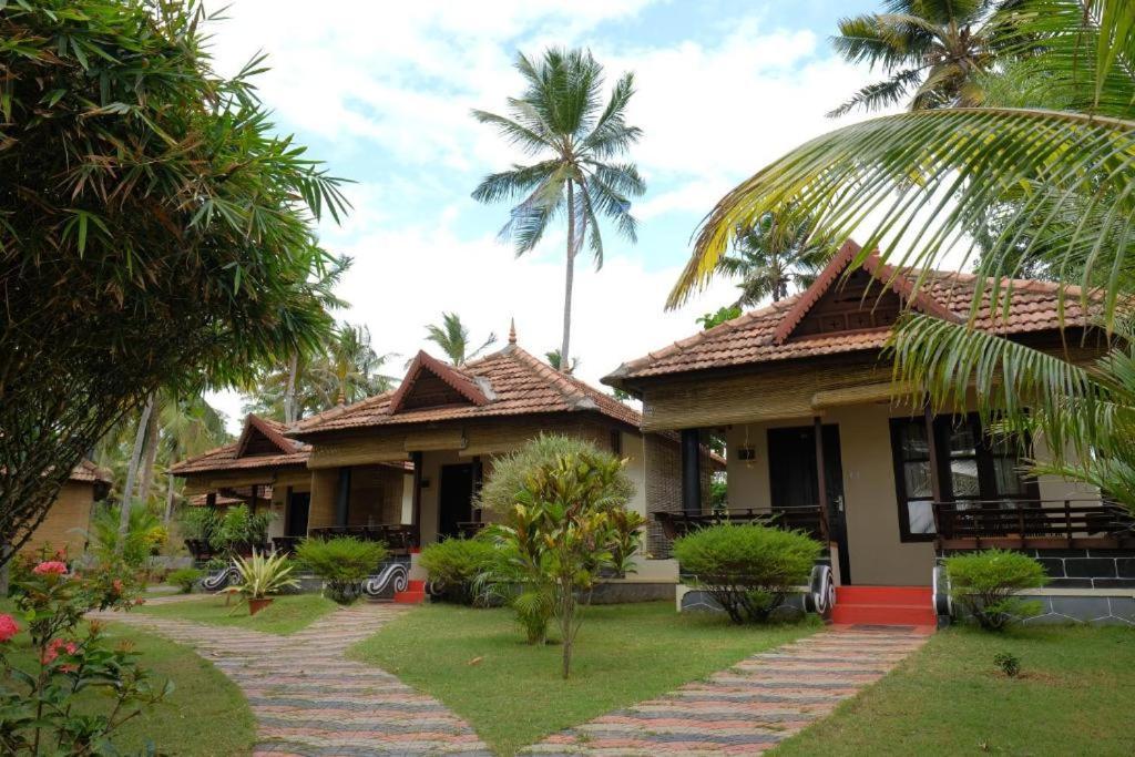Maadathil Cottages & Beach Resort バルカラ エクステリア 写真
